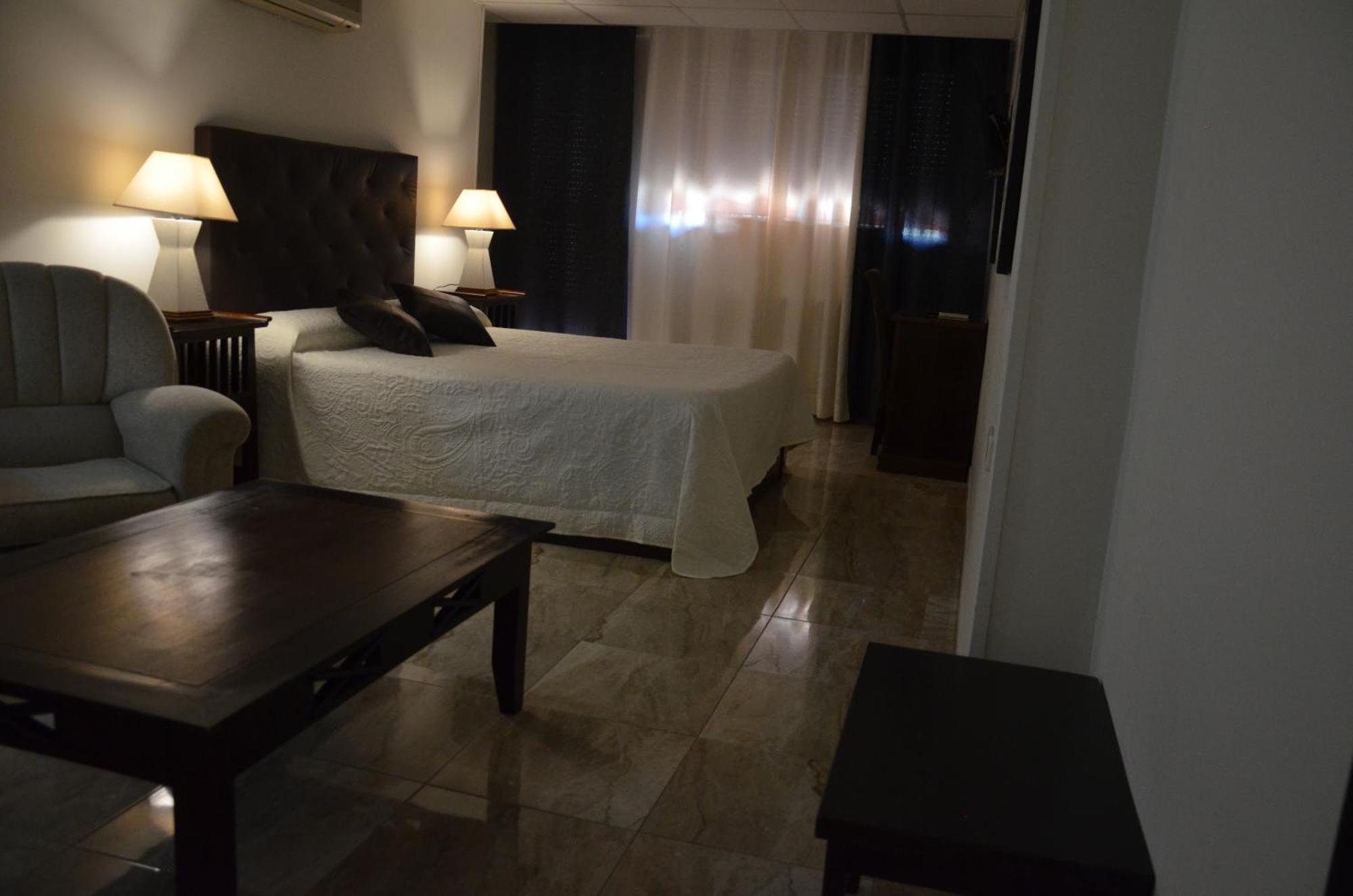 Hostal Mont Royal لقنت المظهر الخارجي الصورة